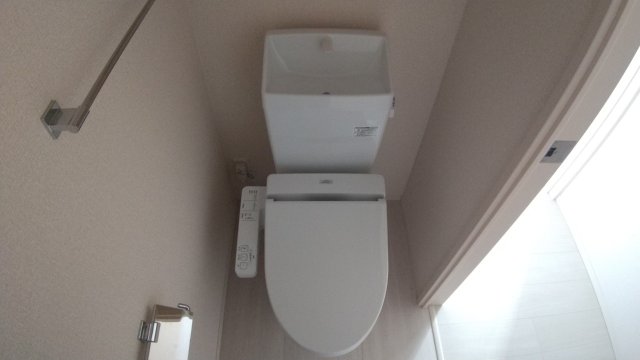 トイレ　温水洗浄便座付きのトイレです♪