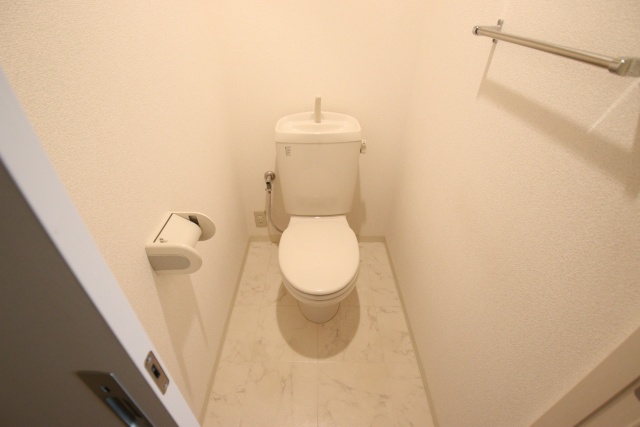 地下鉄東山線 本山駅 徒歩8分 3階建 築20年のトイレ写真