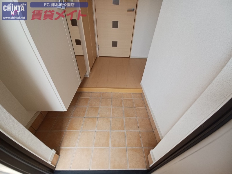 玄関　同型反転参考写真です
