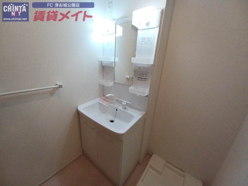 洗面設備　同型反転参考写真です