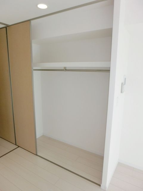 収納　広々としたクローゼットです。