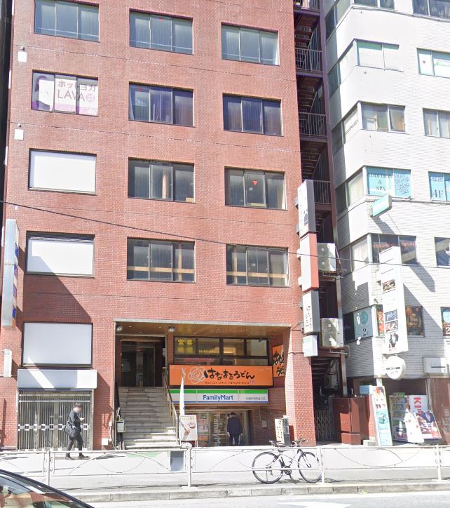 コンビニ　ファミリーマート神田花岡町（コンビニ）まで727m