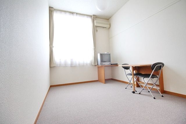 レオパレスヴィラ天城の居間写真