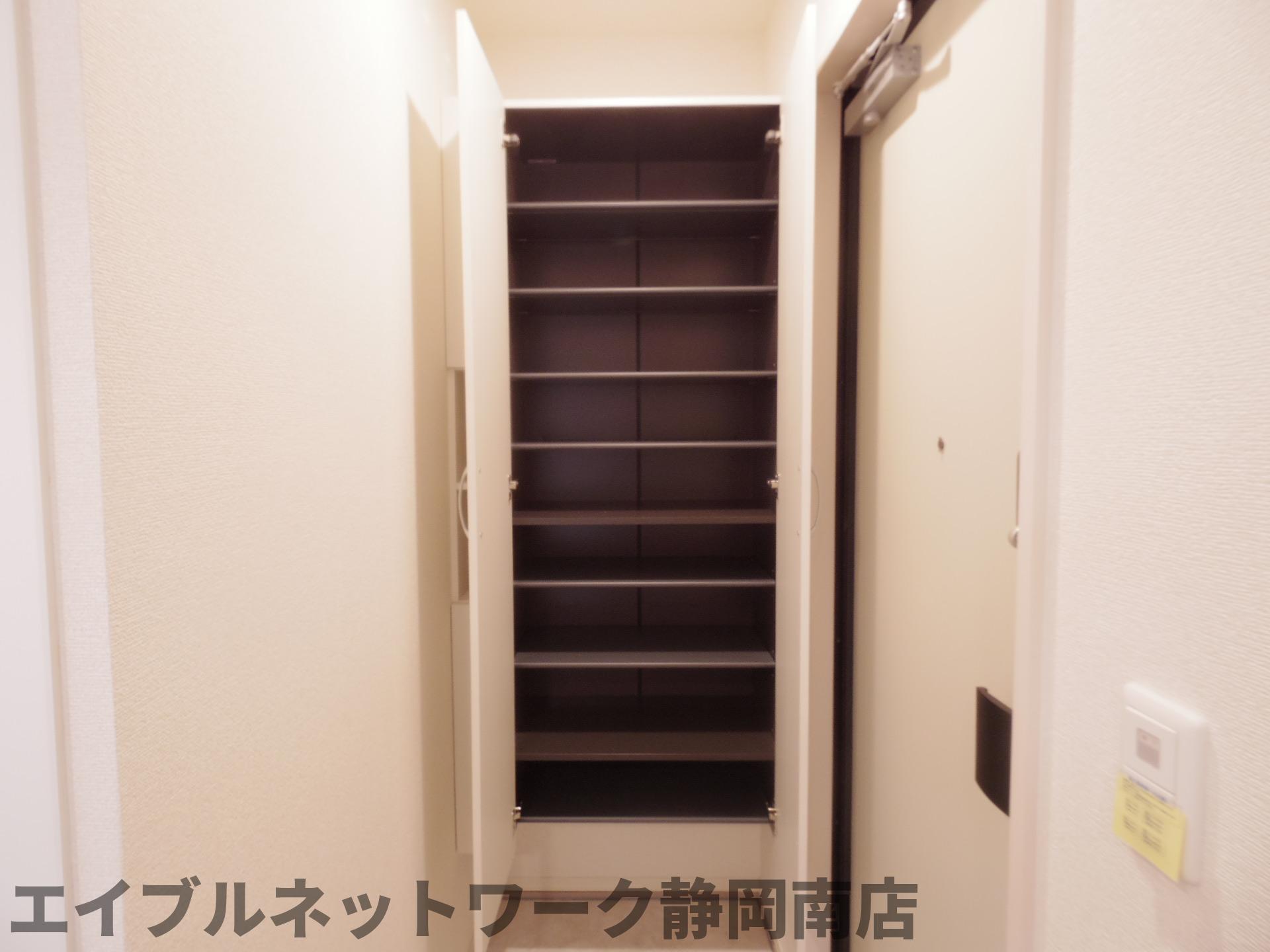 ＪＲ東海道本線 静岡駅 バス乗車時間：9分 最寄りバス停で下車 徒歩4分 3階建 築7年の玄関写真