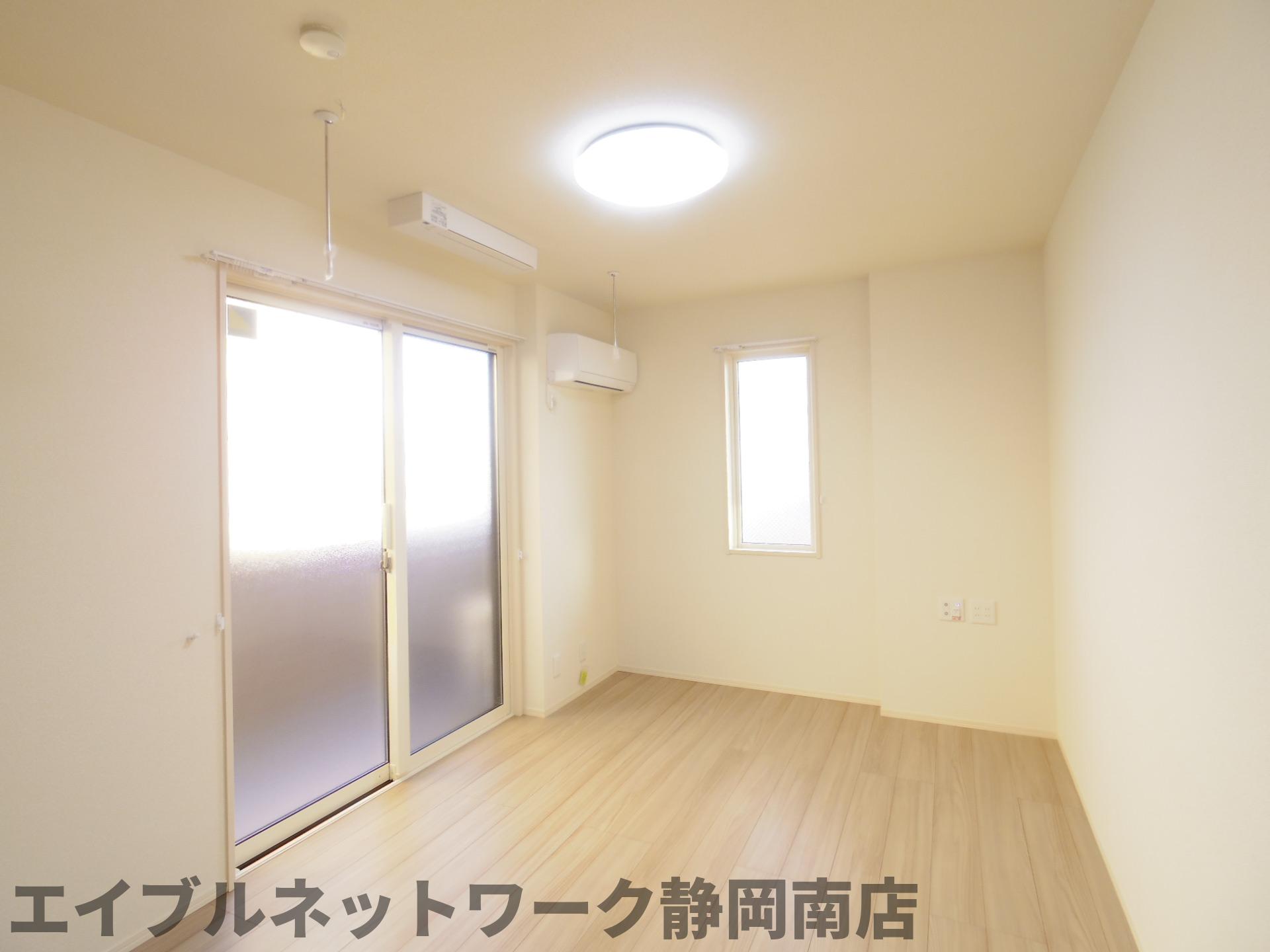 ＪＲ東海道本線 静岡駅 バス乗車時間：9分 最寄りバス停で下車 徒歩4分 3階建 築7年の居間写真