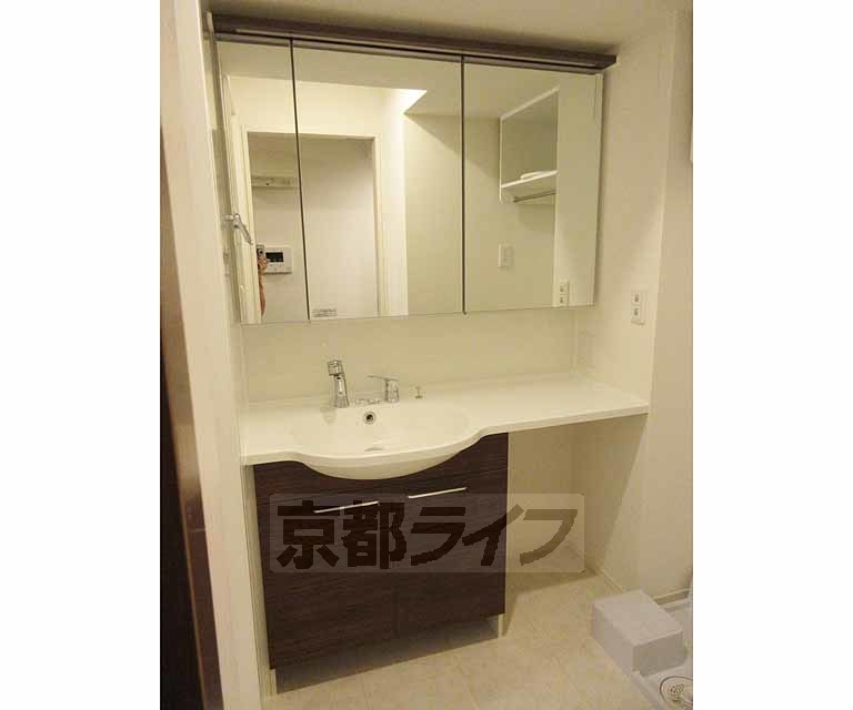 洗面設備　ワイドな洗面台です・