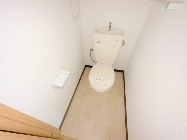 トイレ　スタンダードなトイレは清潔感があってずっと居たくなりますね。