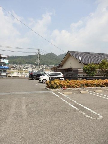 駐車場　駐車場があるので、車を買う予定の方も安心です