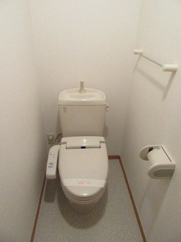 トイレ　落ち着いた色調のトイレです