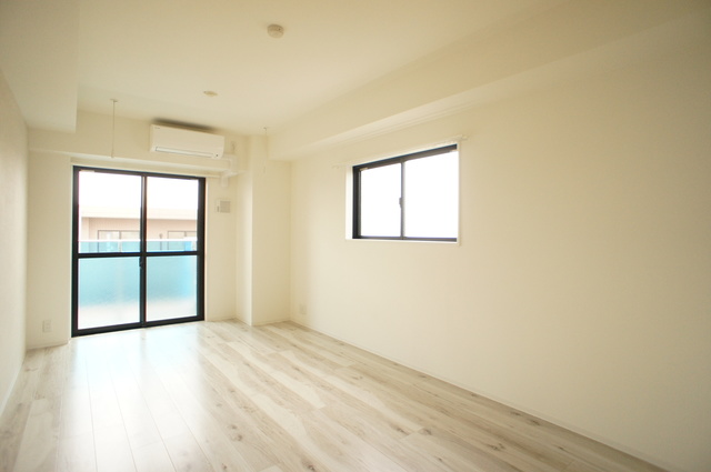 居室・リビング　２面採光なので、明るく風通しのよいお部屋です♪