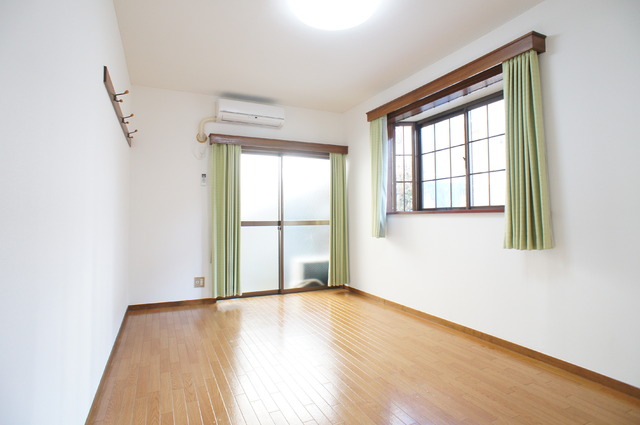 居室・リビング　角部屋・２面採光なので明るいお部屋です♪