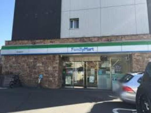 コンビニ　ファミリーマート豊中緑丘店（コンビニ）まで581m