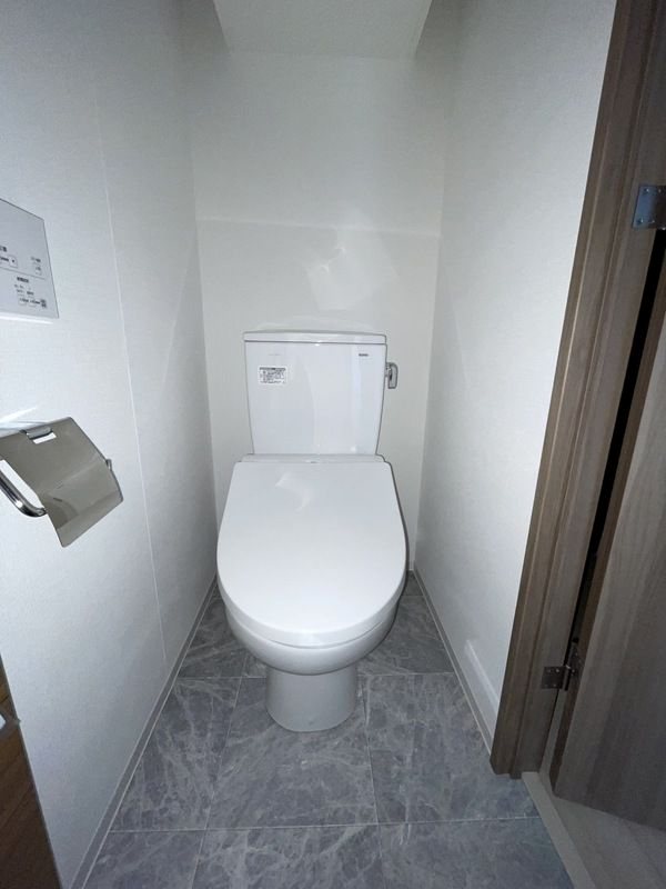 トイレ　同物件別部屋写真