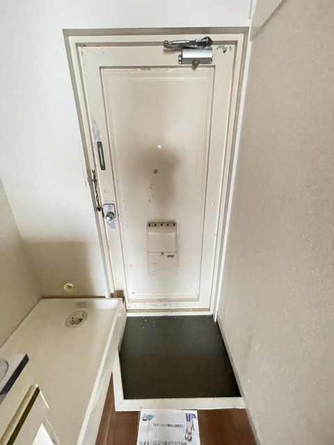 多摩都市モノレール 大塚・帝京大学駅 徒歩5分 3階建 築40年の玄関写真