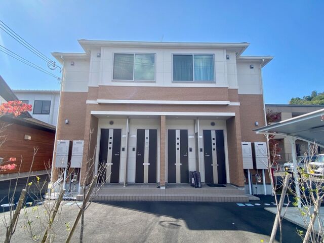建物外観　1フロア2戸★最上階で日当たり良好◎駐車場1台賃料込み♪