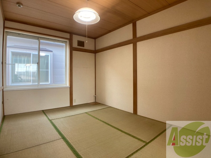 その他部屋・スペース　寝室はこちらです。光が差し込む、温かみのあるお部屋です。