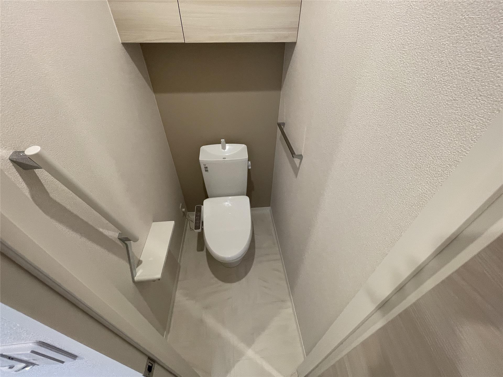 トイレ　温水洗浄便座付きの洋式トイレです♪