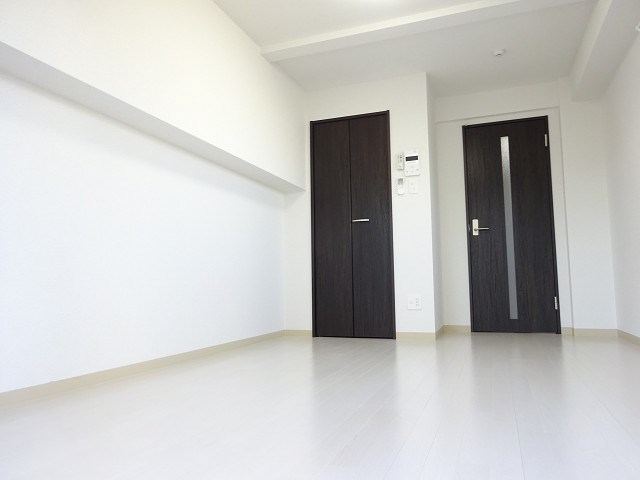居室・リビング　全体的に白を基調としたお部屋です