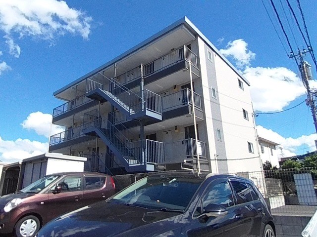 建物外観　4階建ての2階のお部屋
