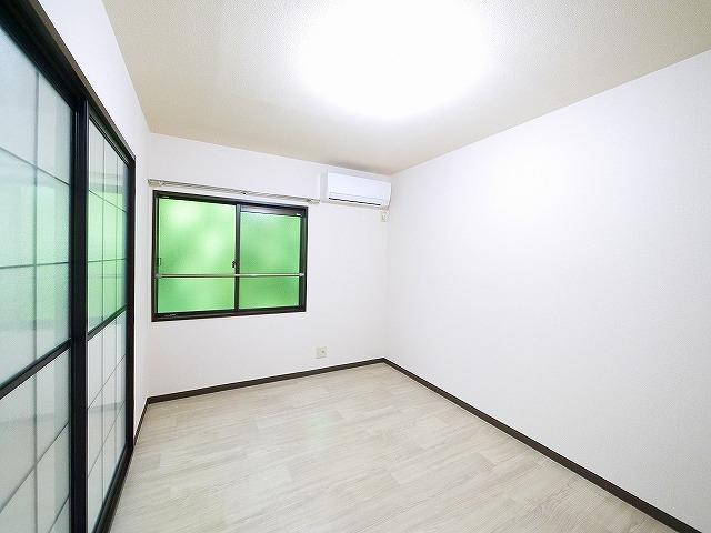 その他部屋・スペース　開放的な寝室です