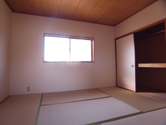 収納　小窓の付いた寝室にぴったりのお部屋