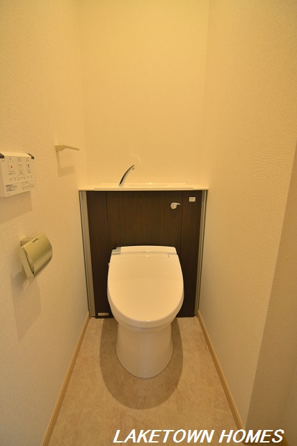 トイレ　温水洗浄便座付のトイレです。