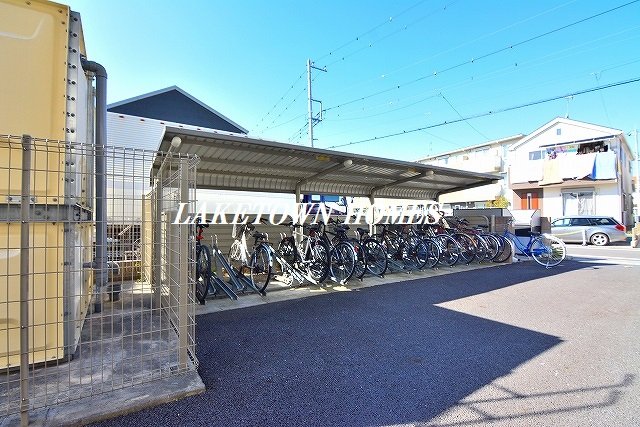 その他共有部分　敷地内にゴミ置場と屋根付きの駐輪場があります。
