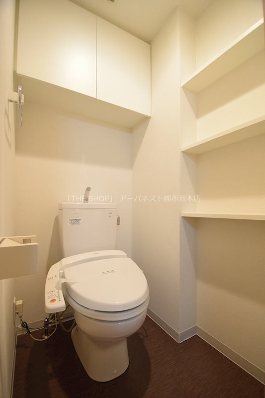 トイレ　ウォシュレット付き！収納棚も充実しています！