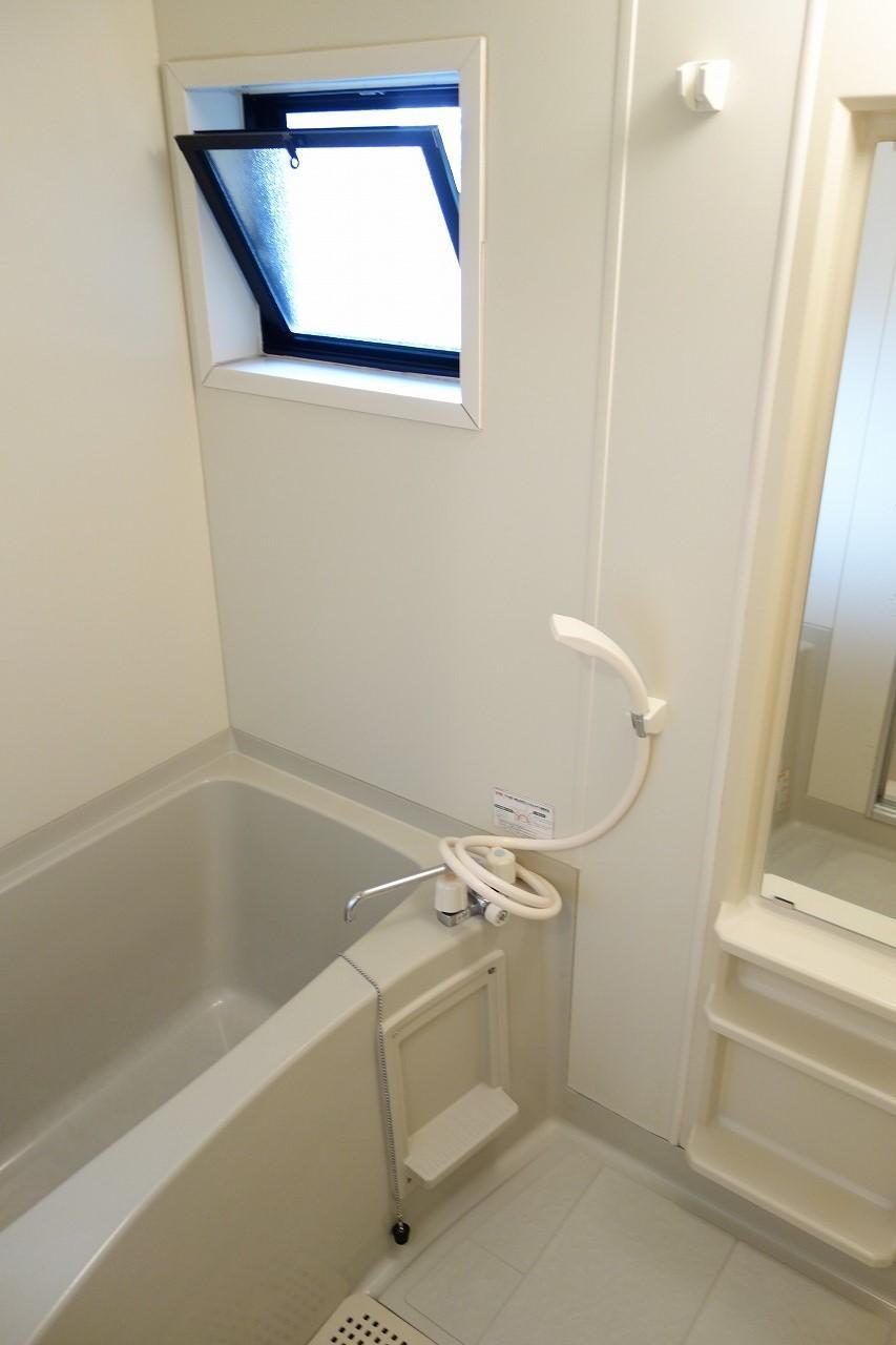 バス・シャワールーム　しっかり換気のできる小窓付きのバスルーム♪（同仕様画像）
