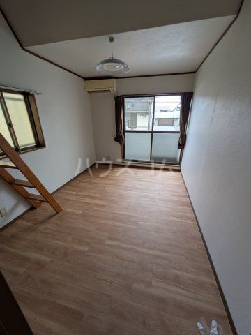 クレストールの居間写真