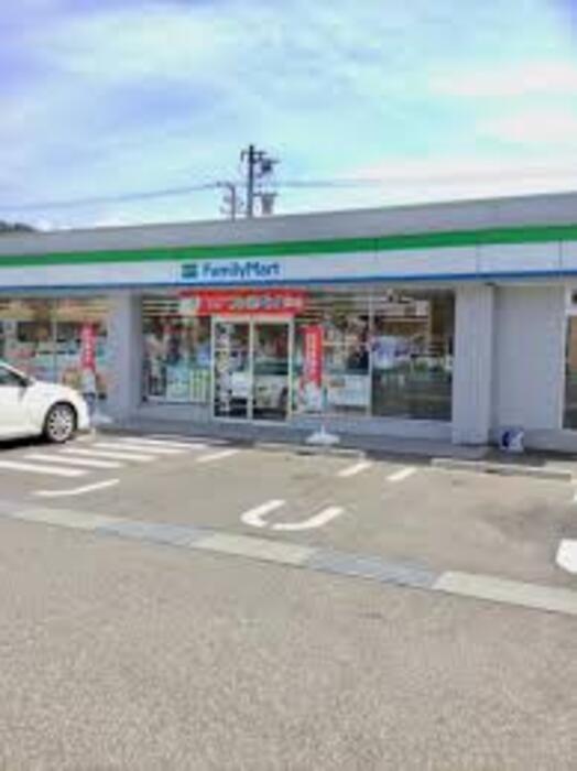 コンビニ　ファミリーマート窪四丁目店（コンビニ）まで752m