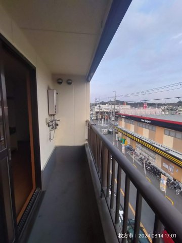 バルコニー　自慢の広いベランダには洗濯機スペースもあります。