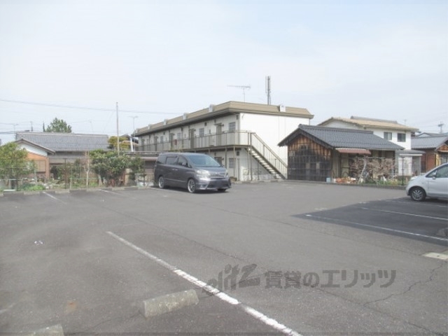 【蒲生郡日野町大字大窪のアパートの駐車場】