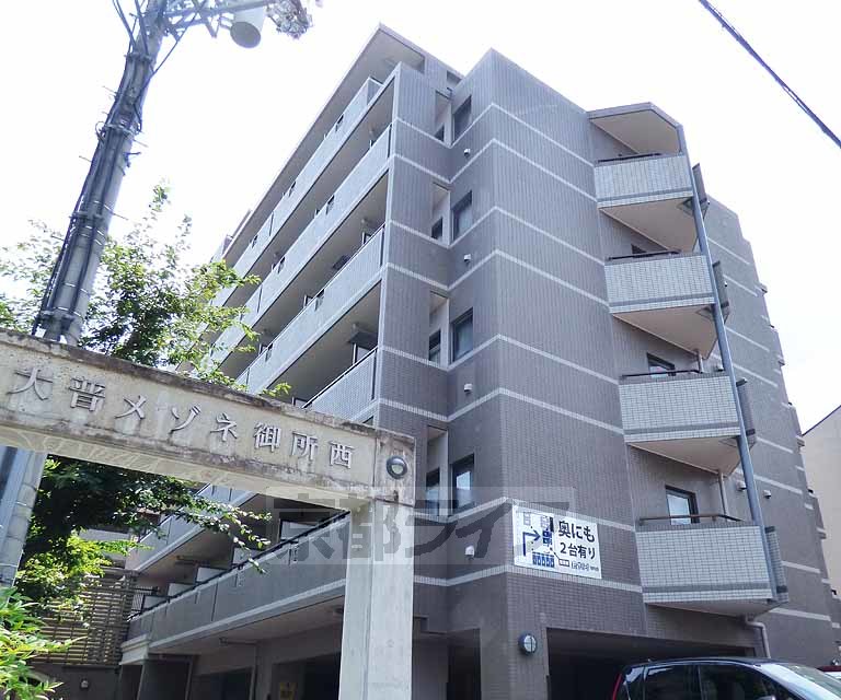 京都市上京区梅屋町のマンションの建物外観