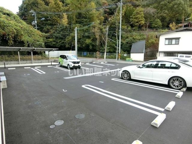 【D-ROOM尾長東の駐車場】