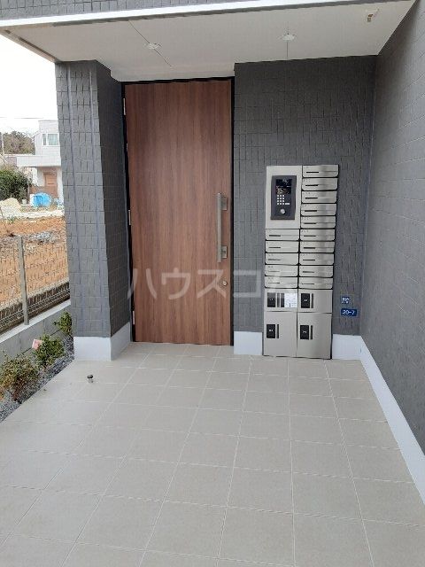 【市川市堀之内のマンションのエントランス】