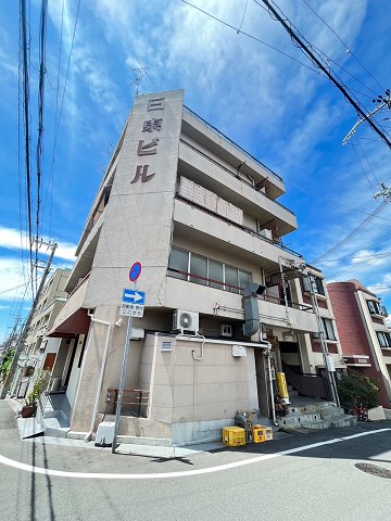 西宮市南越木岩町のアパートの建物外観