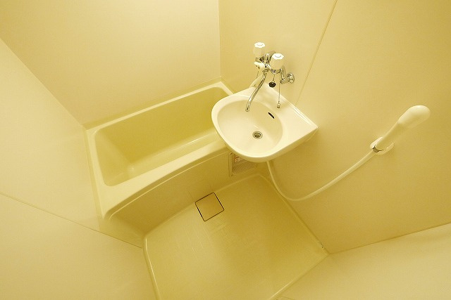 バス・シャワールーム　コンパクトで使いやすいお風呂です