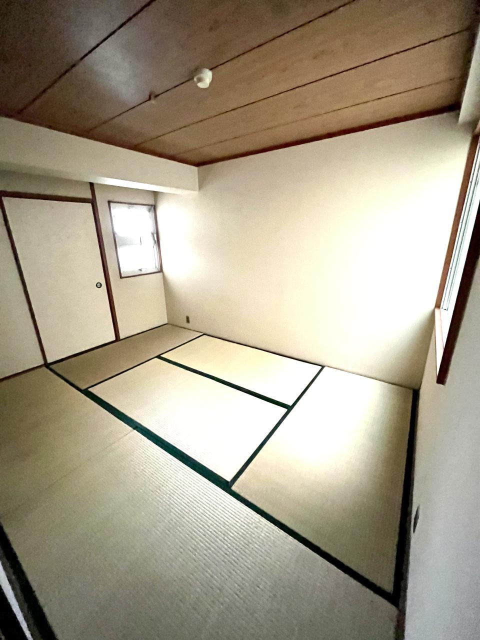 建物外観　玄関横　和室1