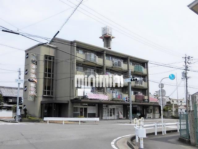 建物外観　４階建てのアパート。