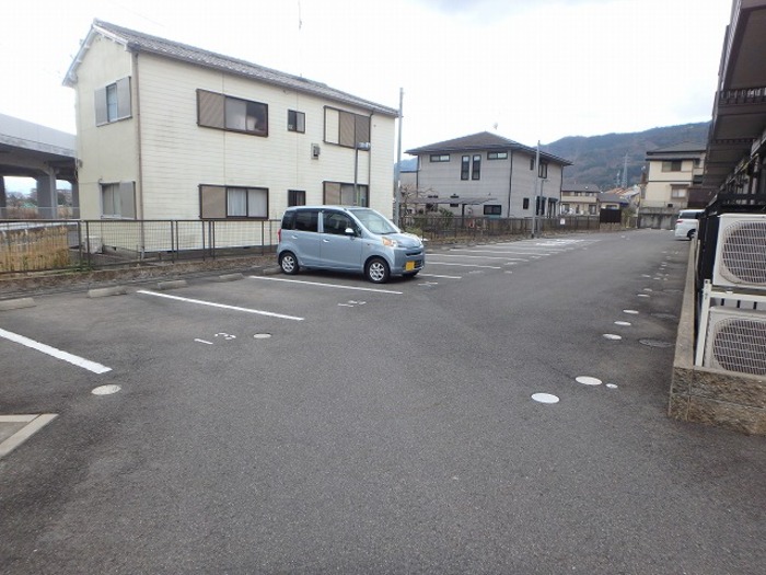 【リビングタウン唐崎　A棟の駐車場】