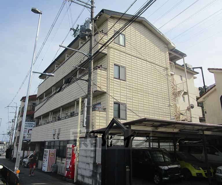 京都市西京区大枝塚原町のマンションの建物外観