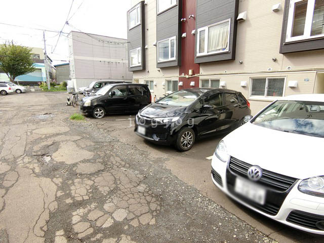 【札幌市白石区東札幌一条のアパートの駐車場】