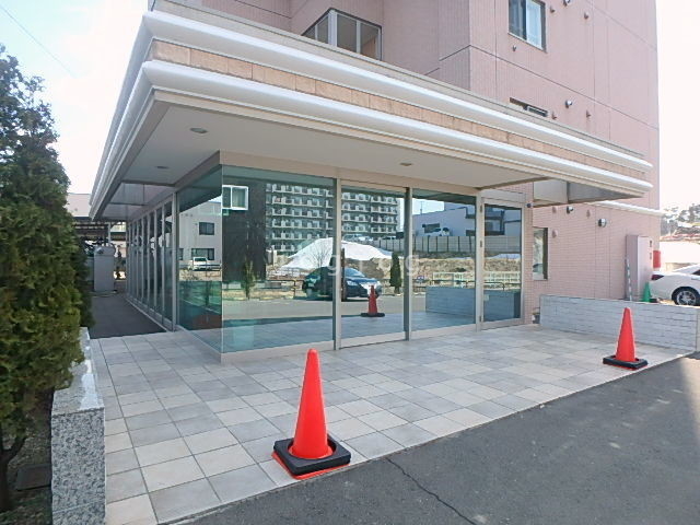 【札幌市豊平区月寒東一条のマンションのエントランス】