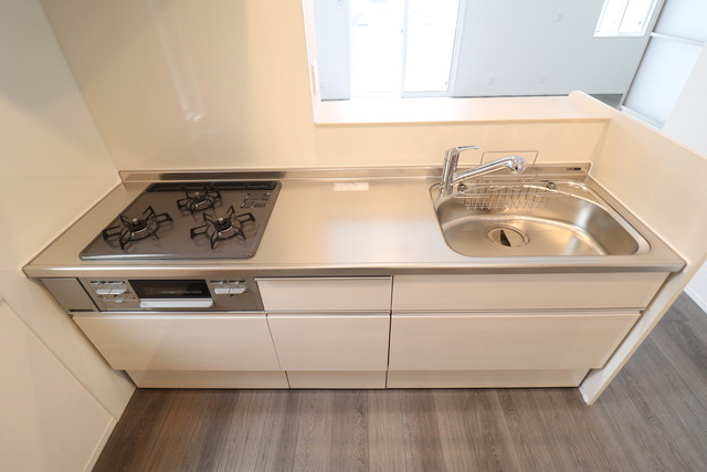 キッチン　ガスコンロ３口＆グリル付き