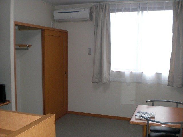 居室・リビング　エアコン、カーテン、机、椅子完備