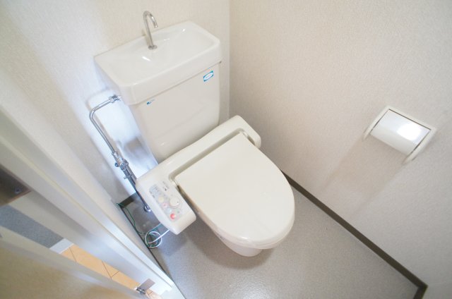 トイレ　温水洗浄便座です