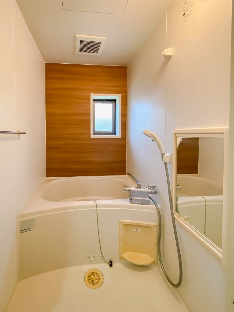 バス・シャワールーム　コンパクトで使いやすいお風呂です