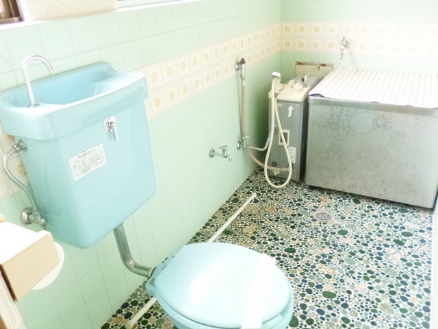 バス・シャワールーム　バランス釜のお風呂とトイレです