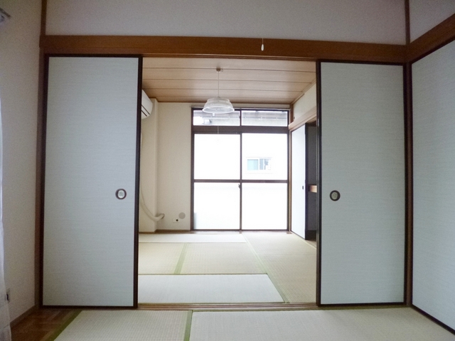 セキュリティ　4.5帖の和室から、和室6帖のお写真です